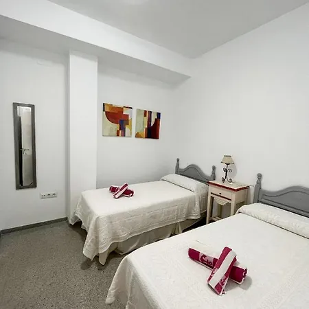 Amplio Apartamento En Av. Carlos Haya *